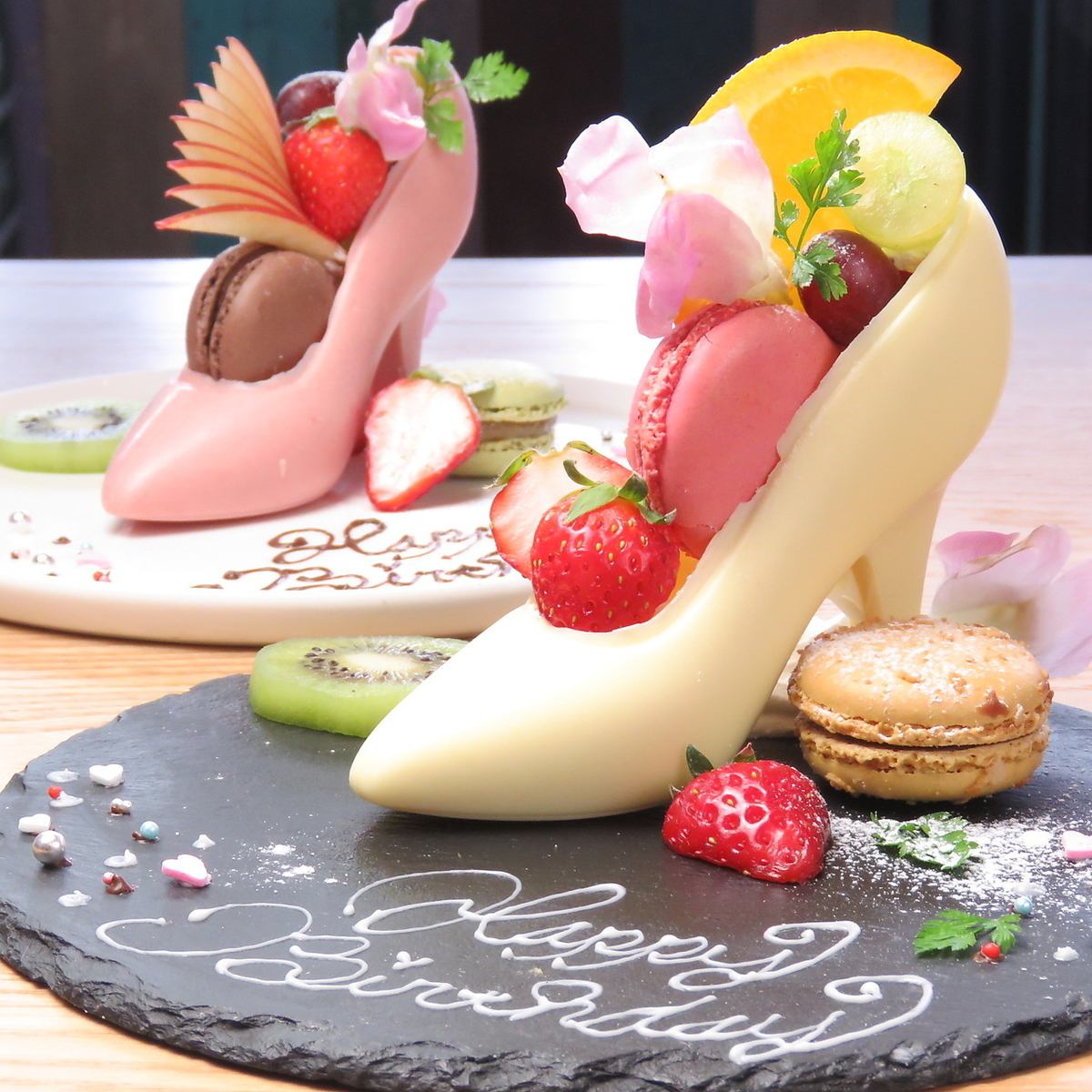 We have heel chocolate plates that are perfect for anniversaries and celebrations ♪