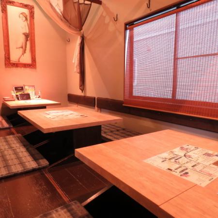 The sunken kotatsu seat becomes an open semi-private room for groups when the curtain is opened.It is a safe space for customers from adults to children.