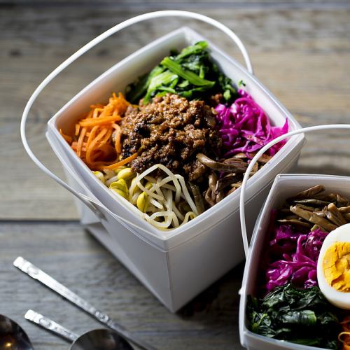 Various types of stone-baked bibimbap with 5 kinds of vegetable namul