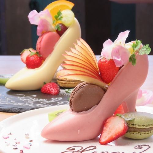 A cute heel-shaped chocolate for a surprise celebration★