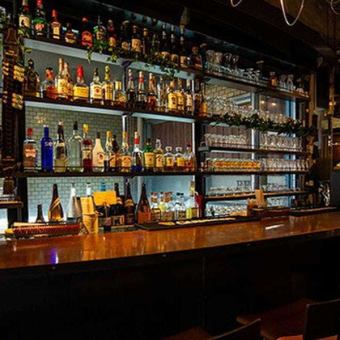 【バーカウンター席:4席】雰囲気抜群◎デートや一人飲みにおすすめ　ボトルが綺麗に並ぶお洒落なバーカウンター席は、デートやちょい飲みにおすすめ◎Barのような雰囲気の中で中華料理をお楽しみいただけます。
