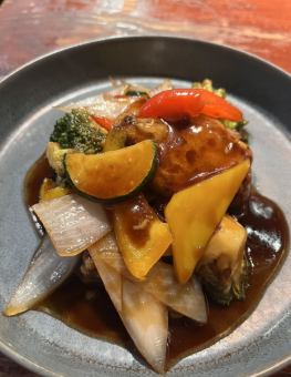 特製の黒酢ソースで絡めた酒がススム一品！ 彩り豊かな野菜と楽しむ「国産豚の黒酢酢豚」