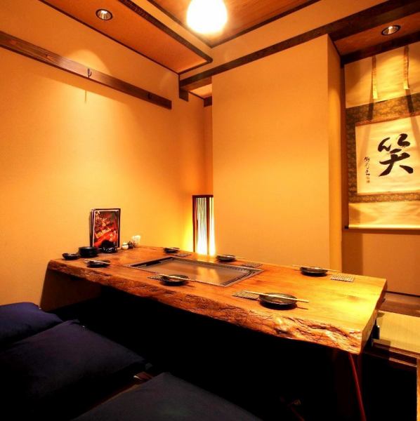 A Japanese private room with a digging iron that calms you down with the warmth of wood.If you connect private rooms, we can guide you from 2 people !! * Minors are not allowed to enter the store.Please note.