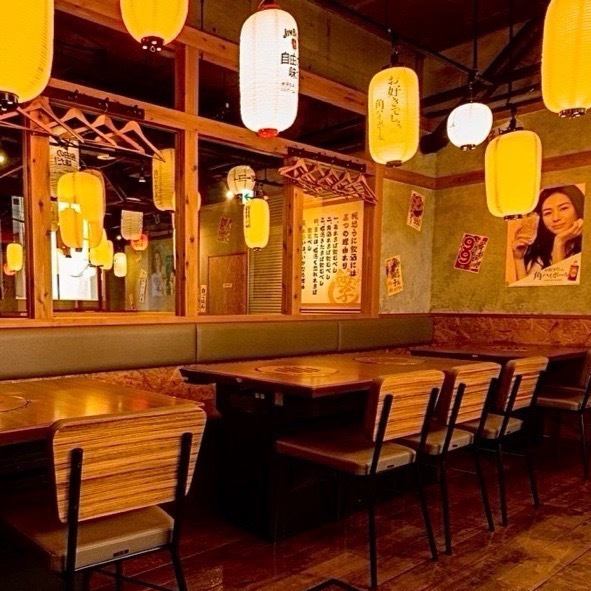 【会社帰りのサラリーマン応援！】生ビールはいつでも、何杯飲んでも299円！店内は活気溢れるオープン席！2名×6卓,4名×3卓...連結可能です◎小倉駅近辺での会社帰りの飲み会、仕事終わりの一杯、仲間との飲み会、ご宴会など席のレイアウトを最適にしてご案内致します！安いお酒とうまい餃子でお楽しみください！