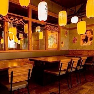 随时可以无限畅饮，“Highball 99日元！生啤299日元！”炸鸡、煎饺、芝麻鲭鱼等等……各种与酒类完美搭配的绝品菜肴★