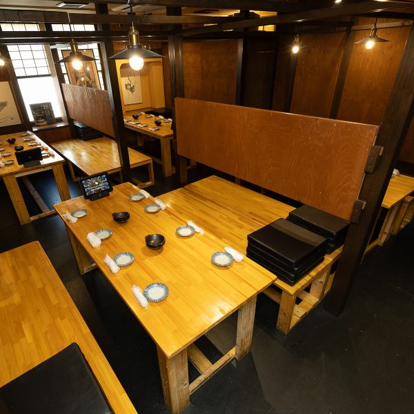 【ワイワイ盛り上がる！活気あふれる空間】活気のある賑やかな店内は、みんなでワイワイ宴会を楽しむのにぴったりです。肩肘張らず、リラックスして過ごせる雰囲気なので、会社宴会から友人との飲み会まで幅広くご利用いただけます。美味しい料理と笑顔あふれる時間で、皆様のご来店を心よりお待ちしております！