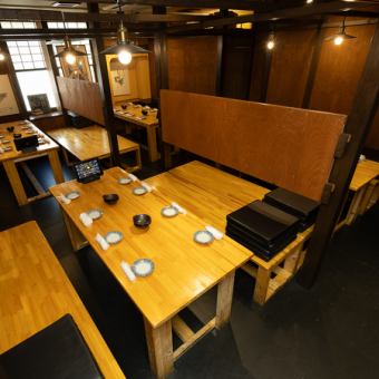 【少人数から大人数まで対応可能なテーブル席】8名掛けのテーブル席を5卓ご用意しており、ご利用人数に合わせて自由にレイアウトを変更できます。テーブルをつなげれば最大40名様まで対応可能。様々なシーンにご利用ください。