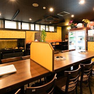 JR西川口駅徒歩2分とアクセス抜群！焼肉店らしさを残しつつ、清潔感のある広々空間へ改装した当店。程よい明るさで店内を照らす照明が落ち着いた雰囲気を醸し出します。