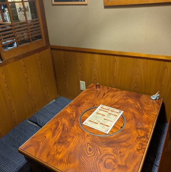 【こだわりの塩と秘伝のタレ】独自ブレンドのこだわりの塩と継ぎ足しの秘伝タレで仕上げています。塩は素材の旨味を引き立て、タレは長年の歴史を感じさせる深い味わいです。これらの調味料が絶妙に絡み合い、焼鳥の美味しさを最大限に引き出します。一口食べれば、その違いを実感できる、特別な焼鳥をぜひご堪能ください。