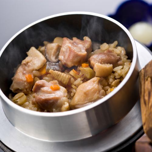 Cooked fluffy in a pot! “Exquisite kamameshi” with the aroma of chicken stock