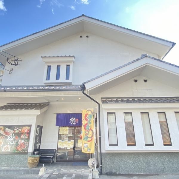 海の幸と温泉地の魅力が融合した癒しの空間です。近隣には105mの足湯があり、観光名所としても有名です。旅行で訪れた方や年配の方々にも満足いただけます◎さらに、お店のこだわりは料理だけでなく、若い従業員が元気で和気あいあいとしている雰囲気が魅力です!ぜひお気軽にお越しください♪