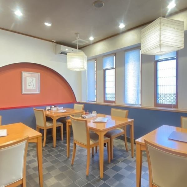 旬の味覚を楽しめる当店。海が近いため、地元でとれた鮮魚が自慢の逸品です。さらに、若い従業員が元気いっぱいで和気あいあいとした雰囲気も魅力の一つ♪ご家族連れや仕事関係、ご友人とのお食事、旅行先でのお食事など様々なシーンにぜひ訪れてください◎宴会にぴったりのコース料理もご用意しております!