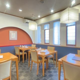 少人数にも対応可能なテーブル席です。当店自慢の海鮮料理や長崎の地酒などをご堪能いただき、素敵なひと時をお過ごしください♪