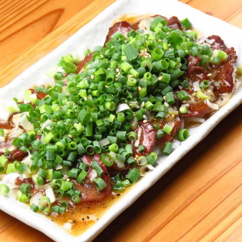 Thinly sliced beef tongue covered with green onions