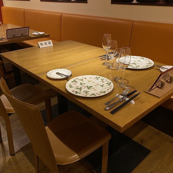 落ち着いた雰囲気の店内には、ゆったりとしたテーブル席をご用意しております。シェフが厳選した地元食材を使用したコース料理と、ワイナリー直送の上質なワインを心ゆくまでお楽しみください。