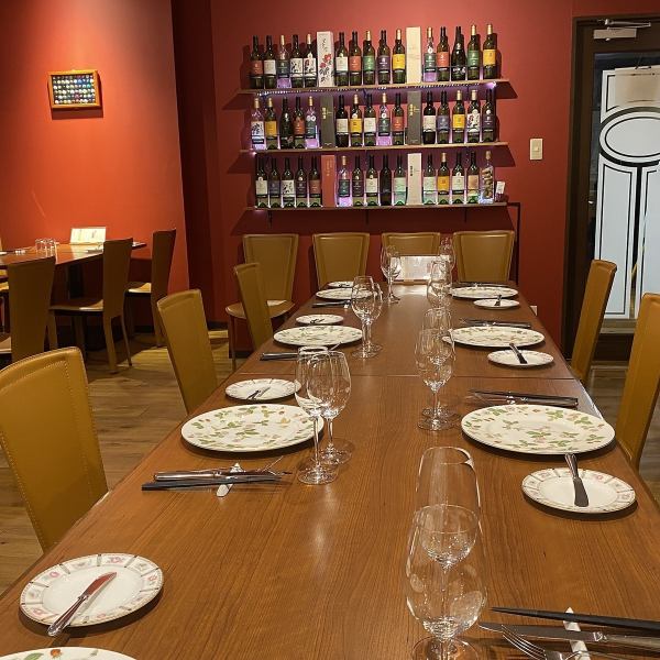 広々としたお席では、ご家族やご友人、グループでのお食事に最適です。こだわりの料理とワイナリーならではのワインをお楽しみください。