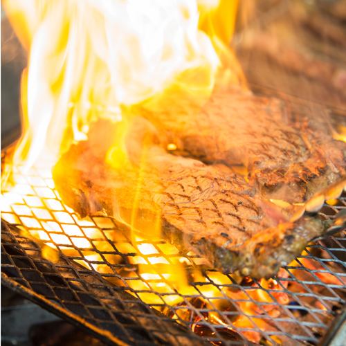 こだわりの薪で焼き上げる
