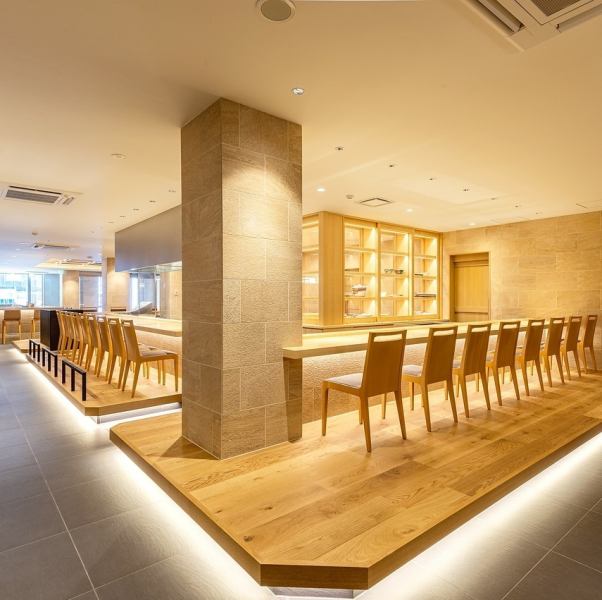【伝統と気品あふれる和空間】旭川で愛され続ける花月会館は、老舗料亭として宴会・会合、結婚式、法要会場、企業の接待などに利用されてきました。和の情緒あふれる内装は、日常を忘れて心静かに美食と向き合うのにぴったりの雰囲気です。