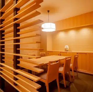 料亭かぶとに広がるテーブル席は、モダンで開放感がありながらも落ち着いてお食事が楽しめる空間です。