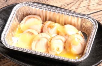 Scallops baked in foil with ginger and butter