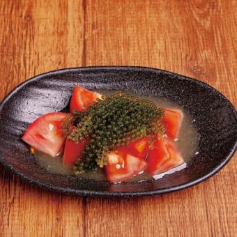 シークワーサー風味の海ぶどうとトマト