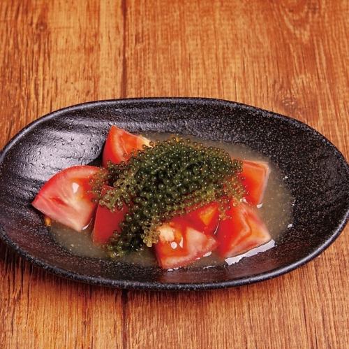シークワーサー風味の海ぶどうとトマト