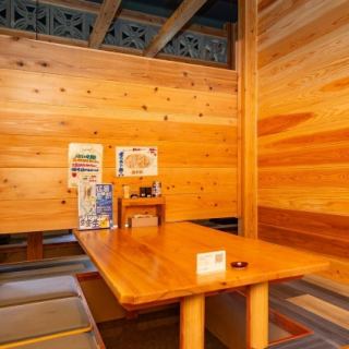 店內內部明亮開放，以木紋為主調。部分餐桌座位像隔間一樣被隔開，因此您可以專注於用餐。適合寒冷季節的關東煮，是用早上的雞骨、多種蔬菜以及以北海道優質海帶為主要原料的特製高湯熬製而成，味道濃鬱卻又清爽。