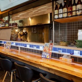 櫃檯有9個座位。非常適合下班後用餐、快速喝一杯或與情侶或朋友一起用餐。店內明亮、開放，即使一個人也能輕鬆使用。品嚐美味的清酒、用特製湯料浸泡而成的關東煮、以及用最新鮮的早晨雞肉製成的烤雞肉串，享受美好時光。
