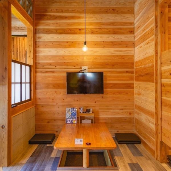 ゆっくりお食事がお愉しみいただける掘りごたつ席はご家族でのお食事や会社の同僚、仲間でのご利用に最適。美味しい料理やドリンクを囲いながら賑わってください。また、お席の調整は人数に応じて柔軟に対応いたしますので、お気軽にご相談ください。急遽決まった飲み会や宴会にも最適なコースも豊富にご用意しております。