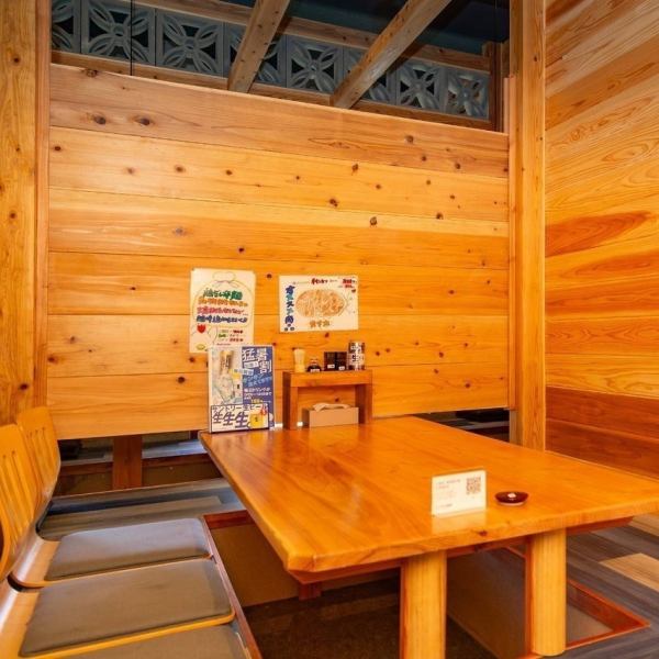 レトロな雰囲気の店内は時間を忘れておくつろぎいただける空間。テーブル席も多数ご用意しており、少人数宴会にも◎宴会や女子会、歓送迎会などの各種宴会にもおススメです♪飲み放題も付いた大変お得なコースもございます。また、小さなお子様も大歓迎ですのでご家族でのお食事やママ友会にも安心してご利用いただけます。