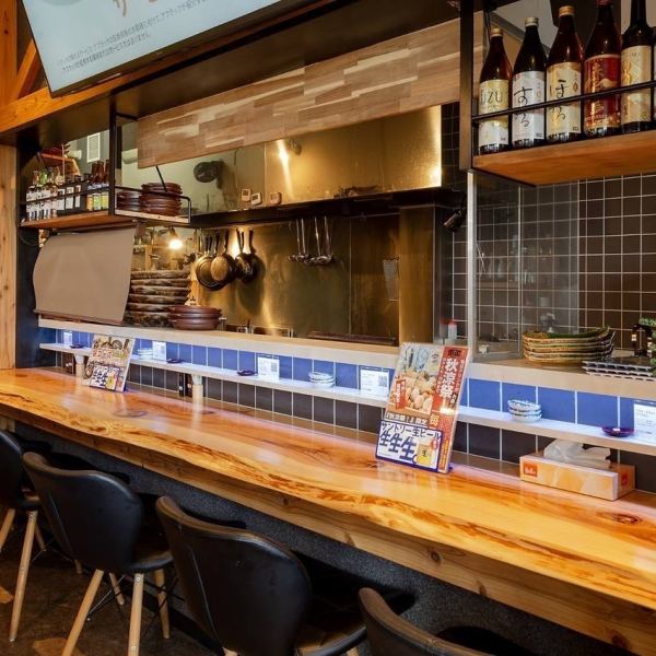 木目を基調とした店内は、カウンターをご用意。ライブ感溢れるカウンター席は、職人の技を間近に見ることが出来ます。お一人様のご利用から少人数のちょい飲み、サク飲みなどのご利用にもピッタリ。毎日仕入れられる新鮮な食材を活かした料理を美味しいお酒と共にご堪能下さい。料理とお酒のペアリングなどご相談ください。