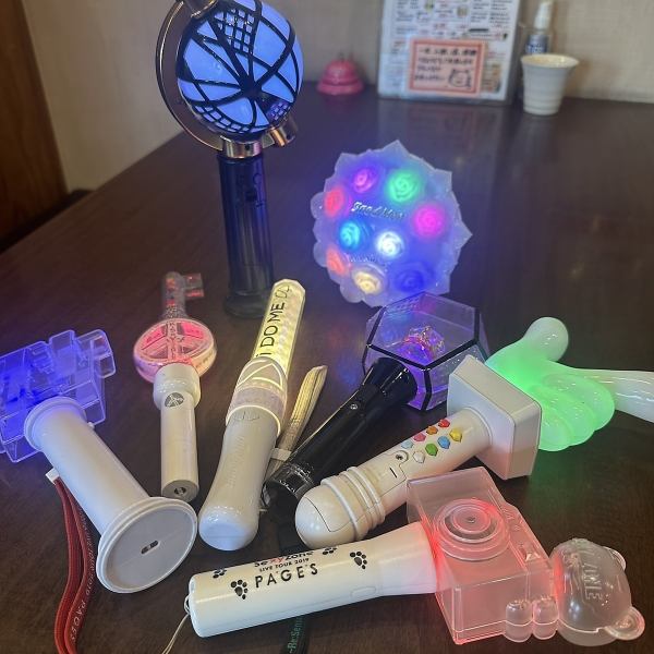 좌석에 있는 펜라이트를 빛나게 해, 마치 아이돌의 라이브와 같이 흔들어 스탭을 불러 주세요!즐거운 분위기 속에서, 추가의 주문이나 요망을 부담없이 전해 받을 수 있습니다!가족이나 연회때에도, 분위기가 날 것 틀림없기 때문에, 꼭 당점의 아늑한 공간에서 멋진 사람.