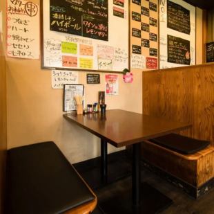 We have three tables that can seat four people, perfect for small gatherings or meals with friends.You can enjoy your meal in a relaxed atmosphere without worrying about the people around you.