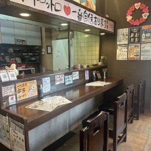 There are four counter seats where you can enjoy your meal in a relaxed atmosphere. It is the perfect space for a date or a meal on a special occasion, as you can watch the yakitori being grilled right in front of you.