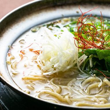 もちもち麺と鶏の旨味スープ。焼鳥屋が開発したこだわりラーメン。