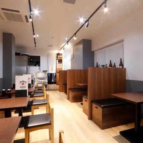 【清潔感溢れる空間！】清潔感あふれる心地よい空間で、安心してお食事を楽しめる環境を整えています。明るく洗練されたインテリアは、居心地の良さを感じさせ、リラックスしたひとときを過ごすのに最適です。特に10名様以上のご利用も大歓迎！友人や家族との大人数での集まりや、会社の懇親会などにもオススメです！