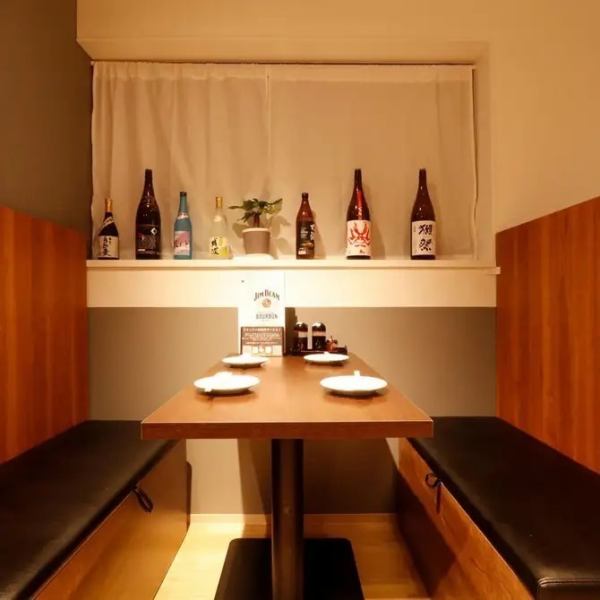 【仕切られたソファー席でプライベートな宴会にも！】当店の仕切られたソファー席は全14席！プライベートな宴会に最適な空間です。誕生日や記念日、歓送迎会など、さまざまなシーンに対応可能で、心温まるおもてなしを提供します。美味しい料理と居心地の良い空間で、素敵な思い出を作りませんか？
