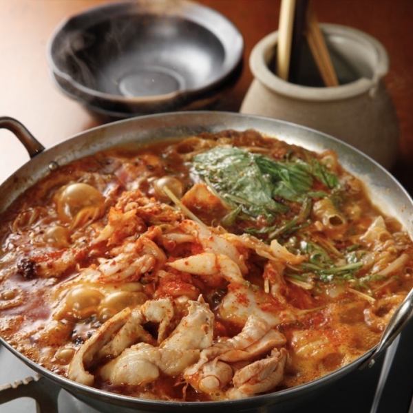 身体の芯から温まる鍋メニュー！鶏のまろやかな美味しさと相性抜群です◎【食べる辣油のキムチ鍋】