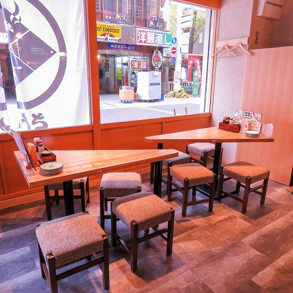 We also have stylish triangular table seats! It's perfect for banquets, of course, but also for a quick drink or meal after work, a casual girls' night out, and many other everyday occasions.