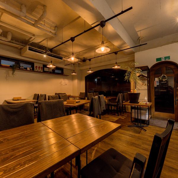 【少人数での貸切りに使いやすい】店内は少人数での貸切りに使いやすい内装。落ち着いた空間でありながらも、アットホームで温かみのある雰囲気が広がっています。木のぬくもりを感じるインテリアや暖かな照明が、ゆったりとした時間を演出します。広々としたレイアウトで、プライベートな空間を楽しむことができます。