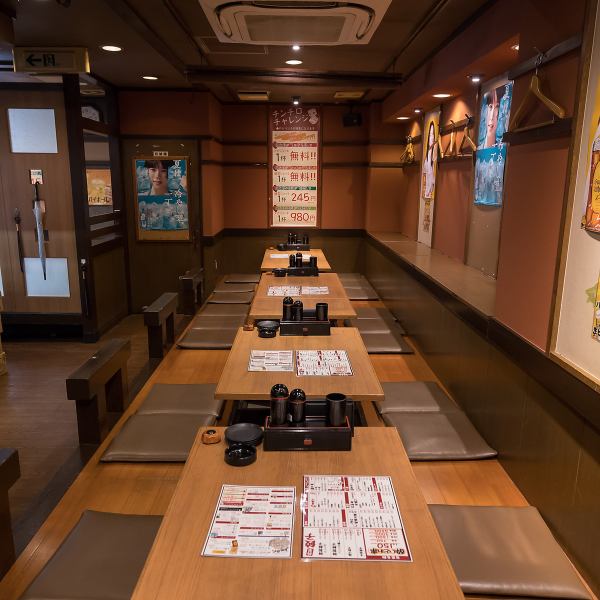 【会社宴会に最適な落ち着き空間】大人数での会社宴会にもぴったりな広々とした空間で、心ゆくまでお楽しみいただけます。美味しい料理と共に、仲間との親睦を深める素敵な時間を提供いたします。宴会プランも充実しておりますので、ぜひご利用ください。