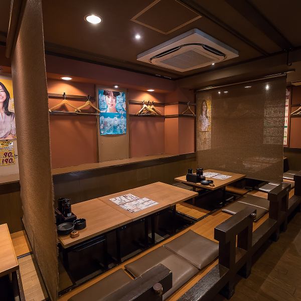 【駅からスグ！様々なシーンでご利用可能】2名様から18名様までご利用いただけるテーブル席をご用意しています。落ち着いた雰囲気の中でお食事を楽しみながら会話をお楽しみいただけます。友人との集まりやビジネスミーティングにも最適です。心地よい空間で特別なひとときをお過ごしください♪