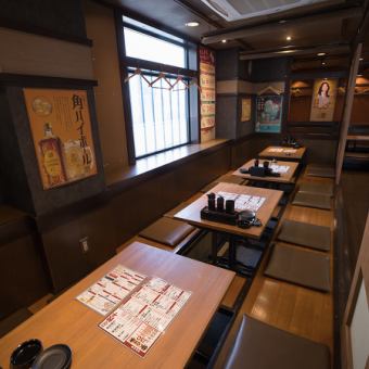 居心地の良いテーブル席をご用意し、訪れる皆様に特別な時間を提供します。バラエティ豊かな料理も楽しめるため、食の冒険が待っています。友人との会話や家族の団らんにぴったりの空間で、心温まるひとときをぜひご満喫ください。おいしい料理とリラックスした雰囲気が、素敵な思い出を作ります。