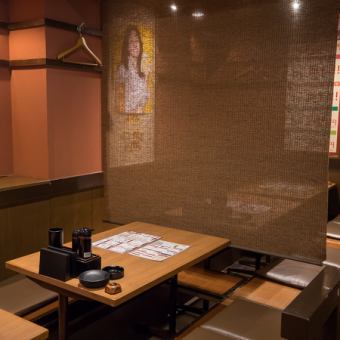 広々としたテーブル席をご用意し会社宴会に最適な環境を整えています。リラックスした雰囲気の中で心地よい時間をお過ごしいただけます。大人数でも対応可能なスペースで、特別なイベントを盛り上げるお手伝いをいたします。