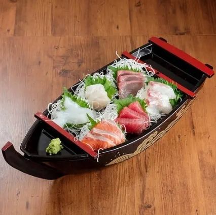 Sashimi boat-shaped platter