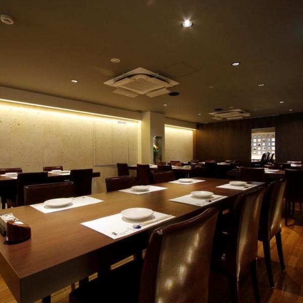 接待や同伴にも最適な美らしゃぶ亭。上質な木材と落ち着いた照明が織りなす空間は、お客様を優雅な時間へと誘います。沖縄の伝統美と現代的なデザインが融合した特別な場所で、美食と会話をご堪能ください。