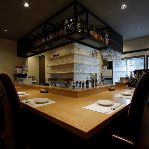 カウンター席では、活気あふれる調理風景を眺めながら、沖縄料理と紅アグー豚のしゃぶしゃぶをお楽しみいただけます。テーブル席もご用意しておりますので、様々なシーンに合わせてご利用ください。