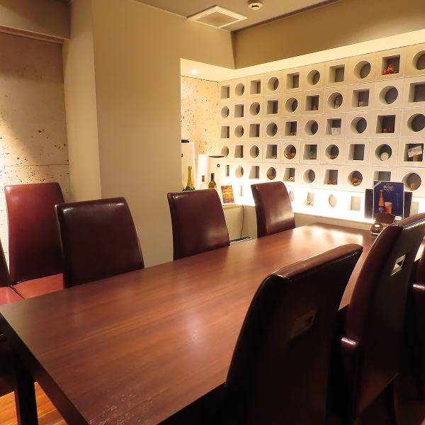 銀座の喧騒から離れた、大人のための隠れ家。大切な方と心ゆくまでお過ごしいただけます。洗練された和の空間で、プライベートな時間をお楽しみください。