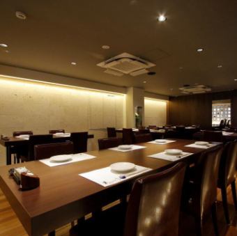 4～6名席のテーブルが3つございます。