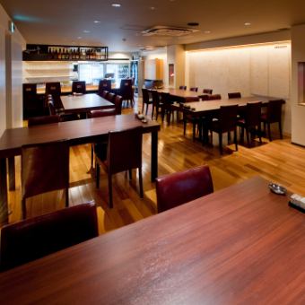 2～4名席のテーブルが3つございます。